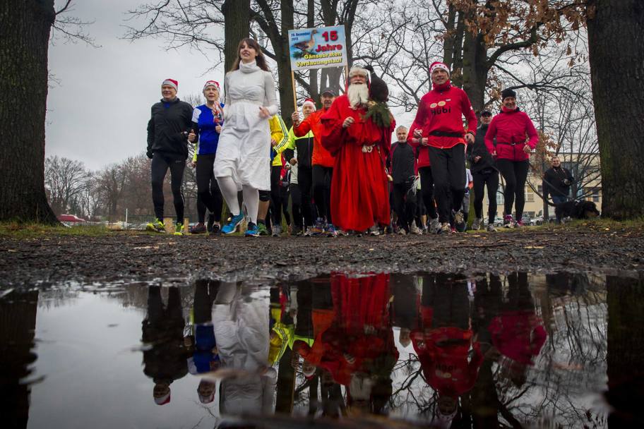 A Berlino  , dopo gli eccessi di Natale la 15esima edizione dell&#39;ironica Roast Goose Digestion Race. Reuters